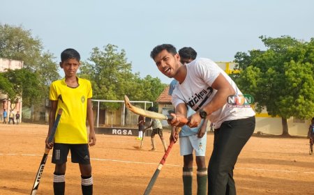 கோவில்பட்டியில் நடைபெற்று வரும் ஹாக்கி பயிற்சி முகாமில் வீரர்களுக்கு பயிற்சி அளித்த இந்திய ஹாக்கி அணி வீரர் மாரீஸ்வரன்