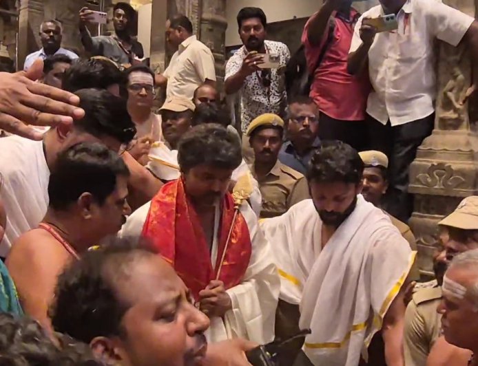 திருச்செந்தூர் சுப்பிரமணியசாமி திருக்கோவிலில்  சுவாமி தரிசனம் செய்த த.வெ. க. தலைவர் விஜய்