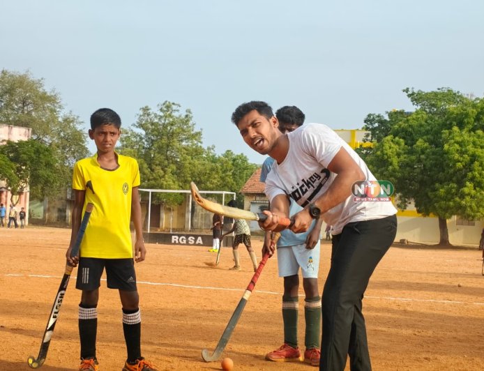கோவில்பட்டியில் நடைபெற்று வரும் ஹாக்கி பயிற்சி முகாமில் வீரர்களுக்கு பயிற்சி அளித்த இந்திய ஹாக்கி அணி வீரர் மாரீஸ்வரன்