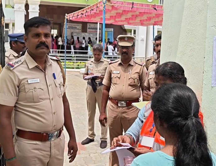 தேசிய அளவில் மருத்துவப் படிப்புகளுக்கான 'நீட்' நுழைவுத் தேர்வு - கோவில்பட்டி மையத்தில் பரிசோதனைக்கு பிறகு உள்ளே அனுமதிக்கப்பட்ட மாணவ - மாணவிகள்