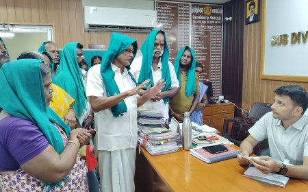 விவசாயிகள் கடனை தள்ளுபடி செய்ய வலியுறுத்தி கோவில்பட்டியில் தலையில் முக்காடு போட்டு ஆர்ப்பாட்டத்தில் ஈடுபட்ட தமிழ் விவசாயிகள் சங்கத்தினர்