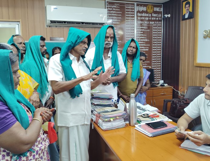 விவசாயிகள் கடனை தள்ளுபடி செய்ய வலியுறுத்தி கோவில்பட்டியில் தலையில் முக்காடு போட்டு ஆர்ப்பாட்டத்தில் ஈடுபட்ட தமிழ் விவசாயிகள் சங்கத்தினர்